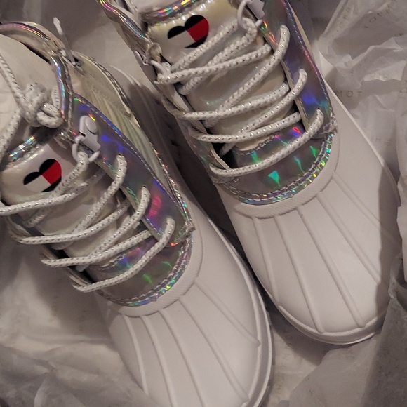 Tommy Hilfiger Kids Danni (Little Kid/Big Kid) (White Iridescent) Girl's Shoes - Picture 9 of 9